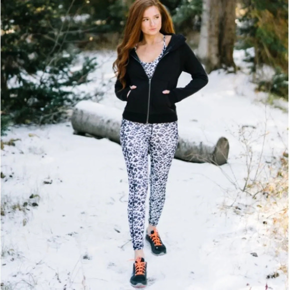 Zyia Active Black White Snow Leopard Print Brilliant Pocket Workout Leggings - Picture 2 of 12